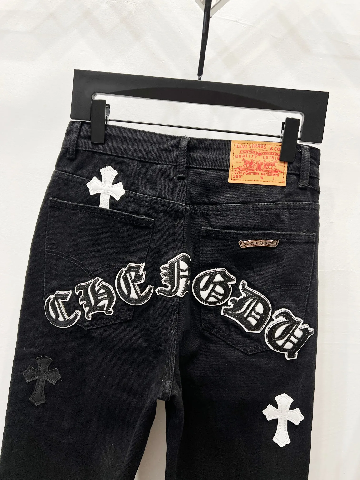 P260 Style number: (K640) Style number: (K550) Chrome Hearts & Chrome Hearts CH city limited series Sanskrit cross patch patchwork leather jeans need to be washed and then disassembled and hand-stitched with sheepskin cross skin and then spliced ​​together to complete the process. The whole process is too complicated to explain. The texture can be seen in the hand, and it looks good. The styles with different washed textures are very friendly to people with thin legs and thick legs. The straight version is very flattering to the leg shape. The moderate length is timeless and can be matched easily and casually. It is the basic styling foundation for various styles and is a must-have in the wardrobe! The fabric is stiff but also makes the upper body soft without losing texture. The washing process is even more perfect. It is a must-have item for everyone! ! ! Washed wheat, hang tag, pants label, three labels are complete, the upper body effect is particularly stiff and stylish, super stylish, same style for men and women - Color: orange and orange Size: 28 30 32 34